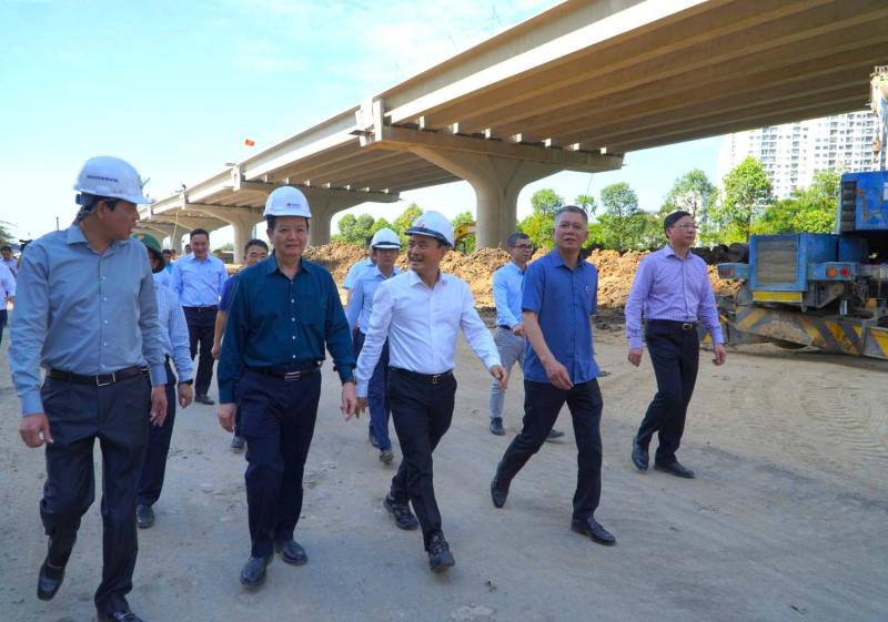 Phó Thủ tướng Chính phủ Mai Văn Chính thị sát Vành đai 3 qua TPHCM.  Ảnh: Minh Quân