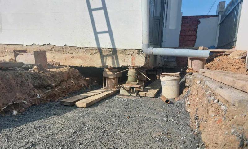 Các kích thủy lực đã được đặt dưới móng căn nhà. Ảnh: Dương Bình