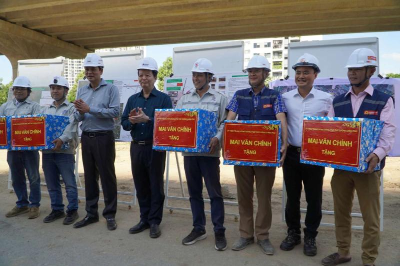 Phó Thủ tướng Chính phủ Mai Văn Chính tặng quà cho công nhân thi công Vành đai 3.  Ảnh: Minh Quân