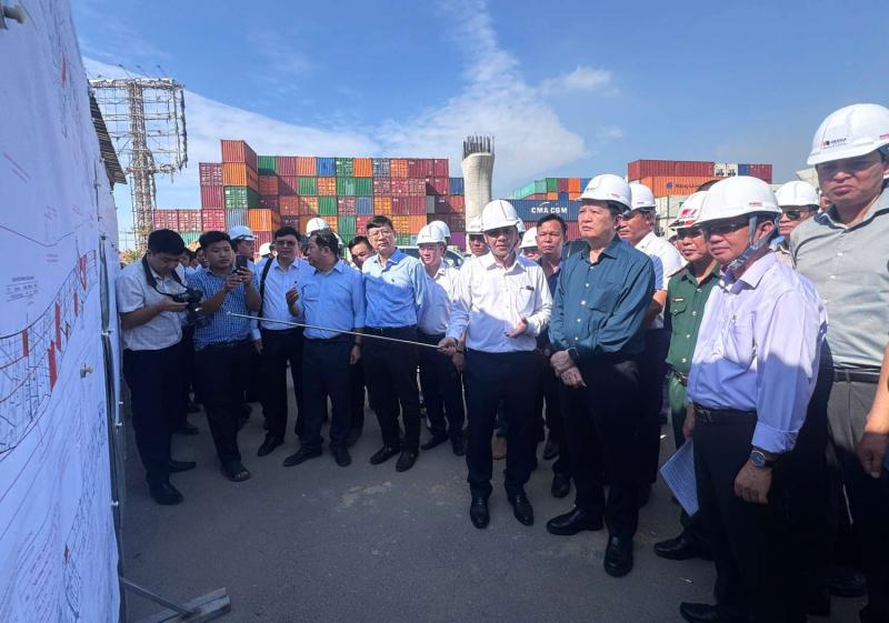 Phó Thủ tướng Chính phủ Mai Văn Chính kiểm tra nút giao Tân Vạn thuộc Vành đai 3.  Ảnh: Minh Quân