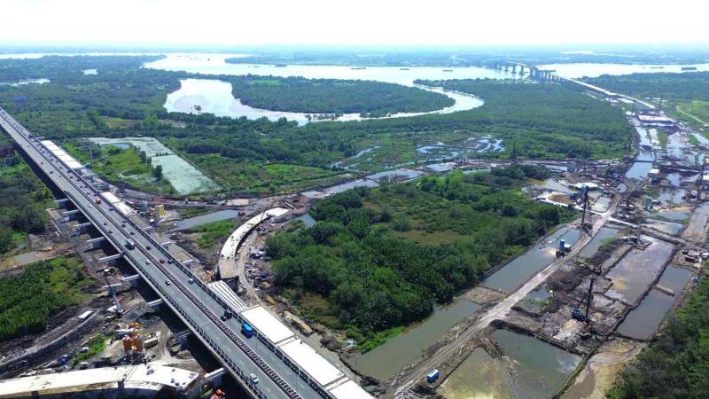 Nút giao Vành đai 3 với cao tốc TPHCM - Long Thành, phía xa là cầu Nhơn Trạch. Ảnh: Minh Quân