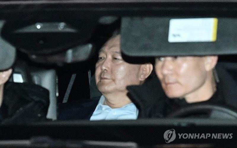 Tổng thống bị luận tội Yoon Suk Yeol bị đưa đến trung tâm giam giữ vào tối 15/1. Ảnh: Yonhap