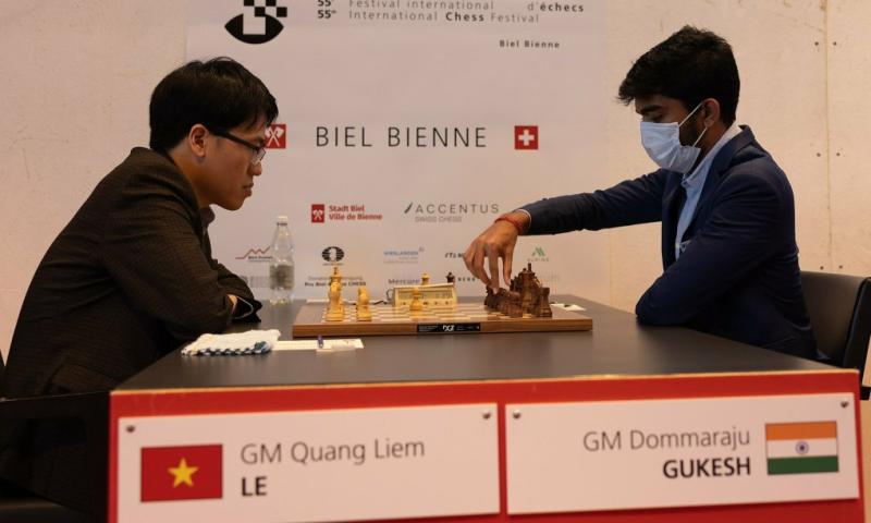 Gukesh (phải) hạ Quang Liêm ở ván ba cờ tiêu chuẩn Biel Grandmaster hôm 16/7, tại Thuỵ Sĩ. Ảnh: BCF