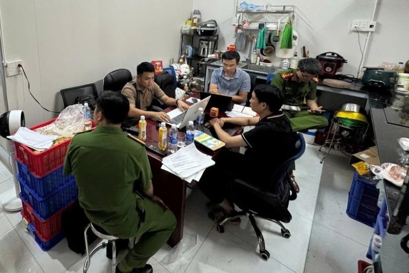 Công an bắt quả tang các đối tượng sản xuất yến sào giả. Ảnh: VOV