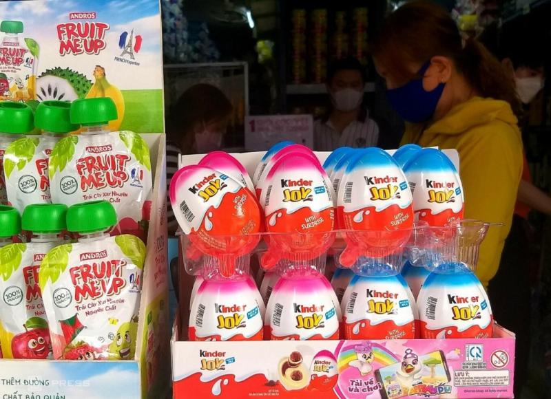 Một dòng sản phẩm kẹo trứng chocolate Kinder được nhập và bán tại TP HCM, tháng 4/2022. Ảnh: Hồng Châu