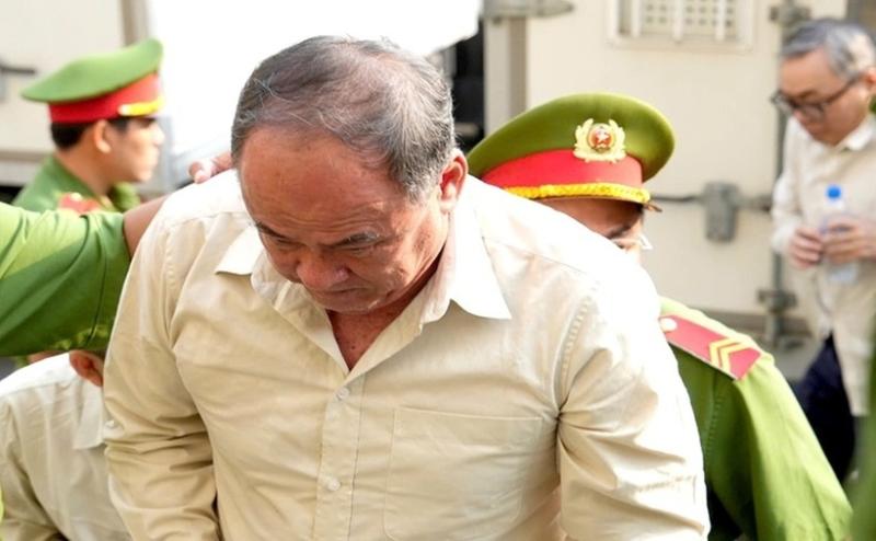 Ông Nguyễn Thanh Bình (cựu chủ tịch tỉnh An Giang) được dẫn giải đến tòa sáng 24/3. (Ảnh: Tuổi trẻ)