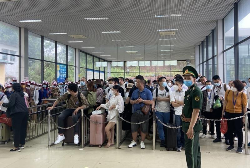 Mất 4-5 tiếng để làm thủ tục sang du lịch Trung Quốc tại Móng Cái