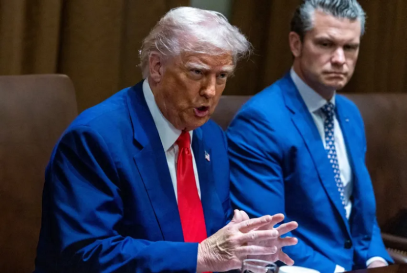 Tổng thống Mỹ Donald Trump (trái) và Bộ trưởng Quốc phòng Mỹ Pete Hegseth. Ảnh: Bloomberg
