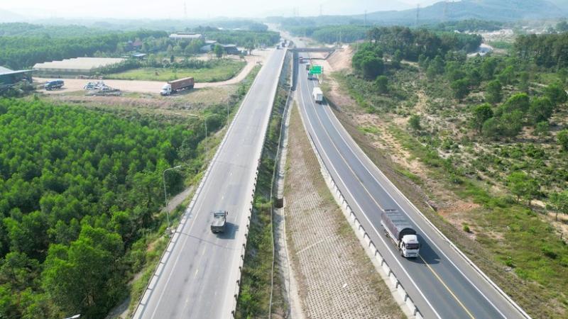 Một đoạn cao tốc Cam Lộ - La Sơn nhìn từ trên cao. Ảnh: Báo Giao Thông