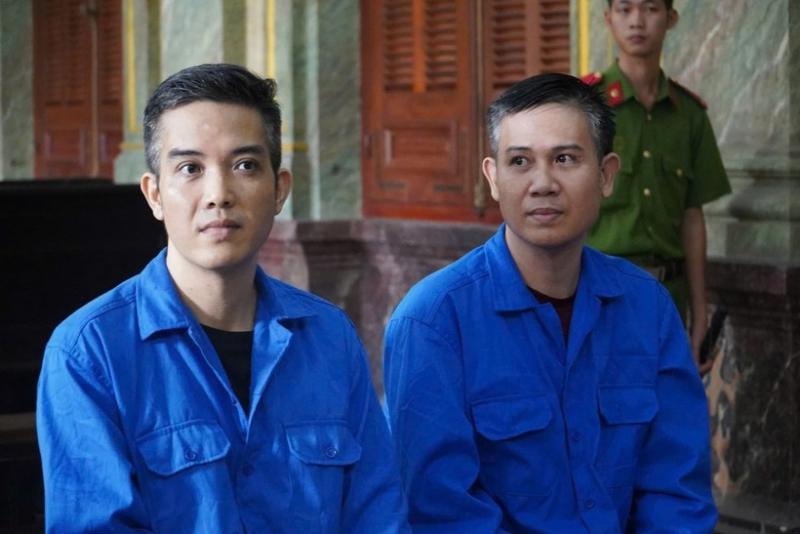 Bị cáo Phạm Xuân Tình (trái) và ông Tam tại tòa. (Ảnh: VnExpress)