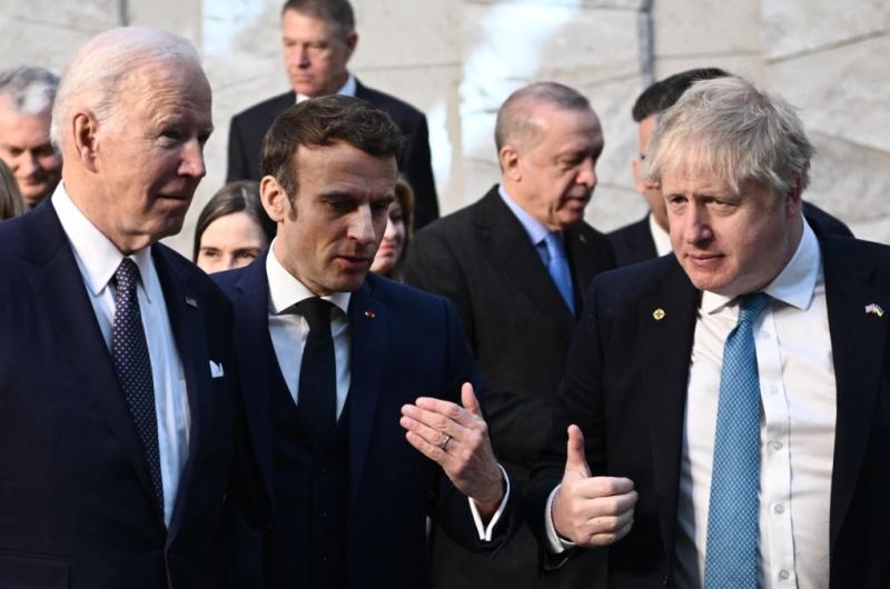 Hàng trên, từ trái qua: Tổng thống Mỹ Joe Biden, Tổng thống Pháp Emmanuel Macron và Thủ tướng Anh Boris Johnson tại trụ sở NATO ở Brussels, Bỉ hôm 24/3. Ảnh: AFP.