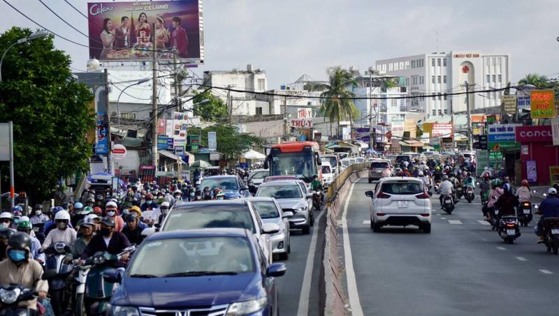 Quốc lộ 13 thường xuyên ùn tắc do chỉ có 4 làn xe. Ảnh: Anh Tú