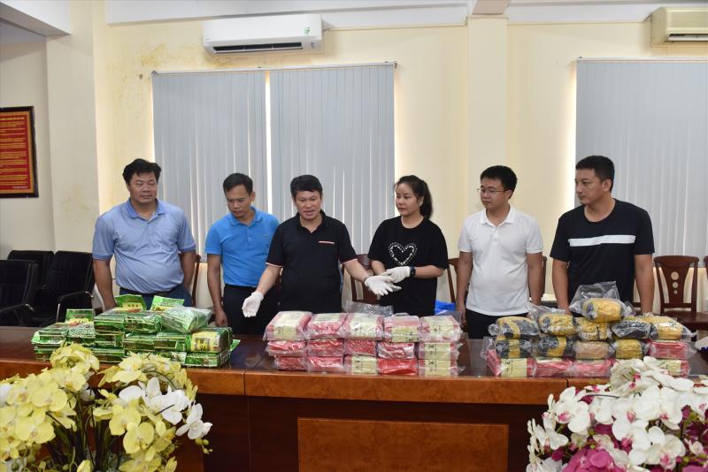 Lãnh đạo Cục Cảnh sát điều tra tội phạm về ma tuý kiểm tra số tang vật thu giữ trong chuyên án 322D. Ảnh: C04