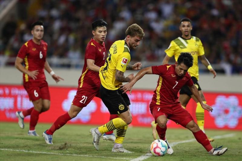 Trận tuyển Việt Nam và Dortmund chỉ bù giờ 1 phút. Ảnh: Minh Dân