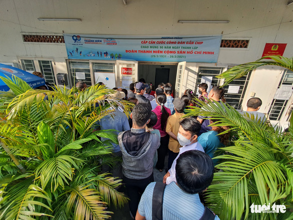 Chờ bốc số thứ tự từ 5h sáng, hẹn đến 9 ngày sau quay lại làm căn cước công dân - Ảnh 3. Chờ bốc số thứ tự từ 5h sáng, hẹn đến 9 ngày sau quay lại làm căn cước công dân - Ảnh 3.