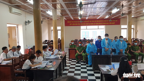 Xét xử cựu cán bộ hải quan An Giang buôn lậu hơn 100 tấn đường cát và các đồng phạm - Ảnh 2.