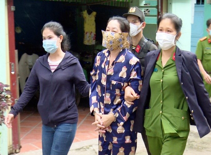 Dẫn giải trùm buôn lậu Mười Tường. Ảnh: CA An Giang