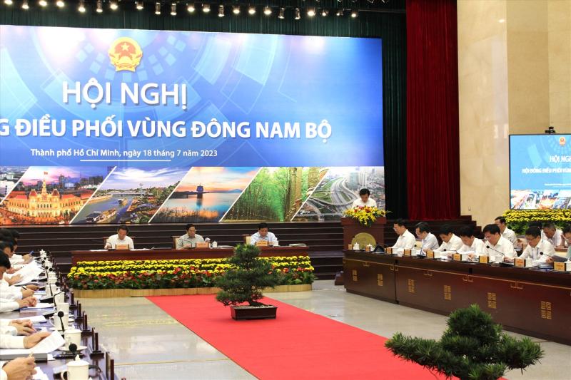 Bộ trưởng Bộ Kế hoạch và Đầu tư Nguyễn Chí Dũng phát biểu tại hội nghị. Ảnh: VGP/Nhật Bắc