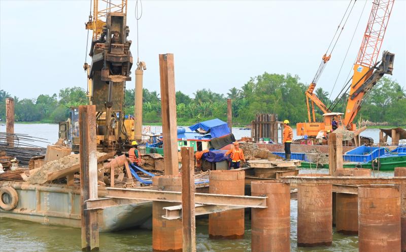 Công nhân đang thi công trên công trình Dự án cầu Rạch Miễu 2. Ảnh: Thành Nhân