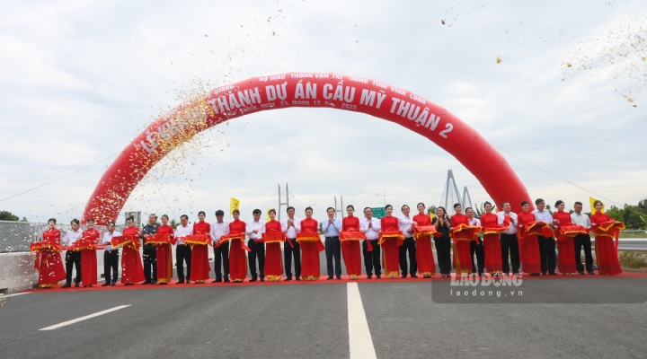 Các đại biểu thực hiện ghi thức khánh thành dự án cầu Mỹ Thuận 2. Ảnh: Thành Nhân