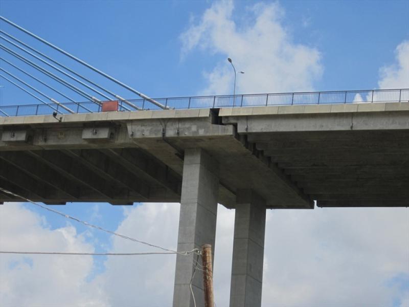 Khoảng hở khe co giãn cầu Phú Mỹ - ảnh. M.Quân