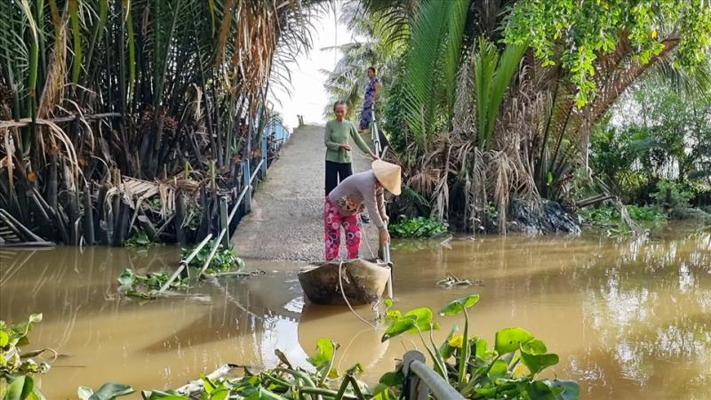 Cầu Phú Hòa bị sụp, người đi bộ phải bơi xuồng qua lại, người đi xe máy phải chạy vòng hơn 10km