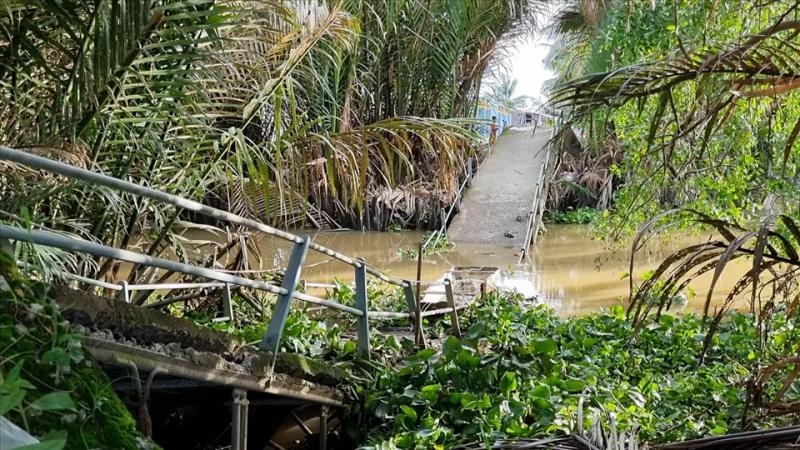 Cầu Phú Hòa sụp đổ gây khó khăn trong việc đi lại và giao thương của người dân