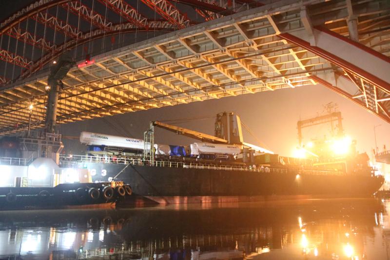 Tàu Outrivaling 3 trong chiều qua đang trong quá trình cập cảng Hoàng Diệu để bốc dỡ hàng hóa thì bất ngờ bị chết máy, trôi dạt trên sông Cấm, dẫn đến va chạm vào cầu HOàng Văn ThụTàu biển đâm vào gầm cầu  . Ảnh: Giang Chinh