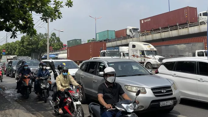 TP HCM: Cửa ngõ giao thông phía Đông ùn ứ từ sáng tới trưa - Ảnh 4.