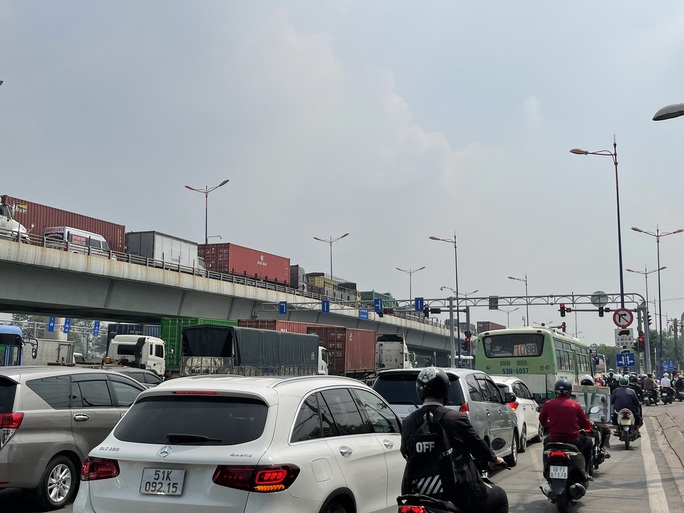TP HCM: Cửa ngõ giao thông phía Đông ùn ứ từ sáng tới trưa - Ảnh 5.