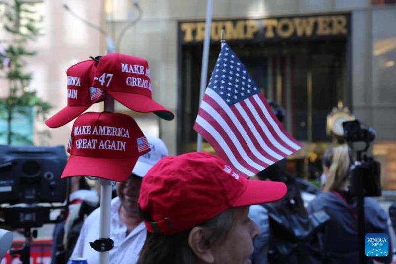 Những người ủng hộ ông Trump tụ tập trước Tháp Trump ở Mỹ, ngày 31.5.2024. Ảnh: Xinhua