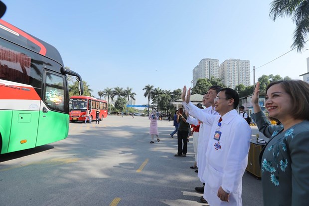 Những chuyến xe yêu thương chở người bệnh ung thư về quê dịp Tết hình ảnh 3 Nhung chuyen xe yeu thuong cho nguoi benh ung thu ve que dip Tet hinh anh 3