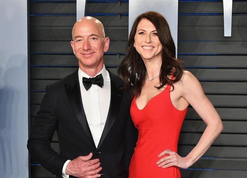 CEO Amazon Jeff Bezos và MacKenzie Scott trong một bữa tiệc Oscar do tạp chí Vanity Fair tổ chức ngày 4/3/2018. Ảnh: Reuters
