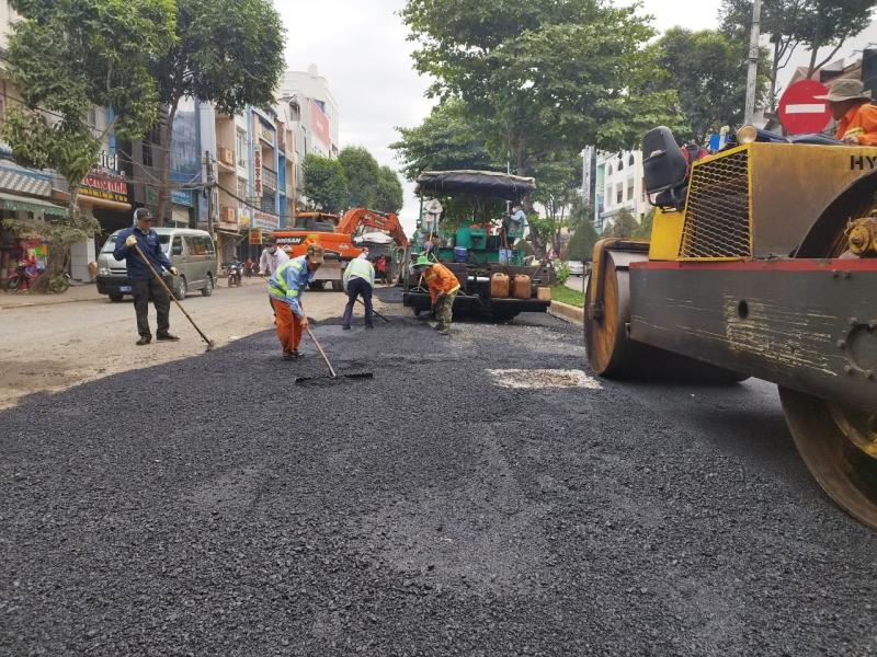 Các đơn vị đang hoàn trả mặt bằng. Ảnh: Tạ Quang.