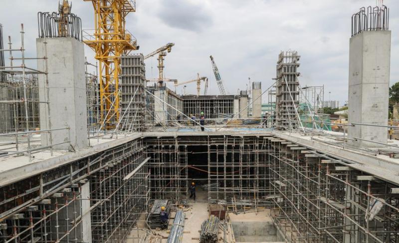 Công nhân gấp rút thi công trên công trường nhà ga T3 Tân Sơn Nhất. Ảnh: Minh Quân