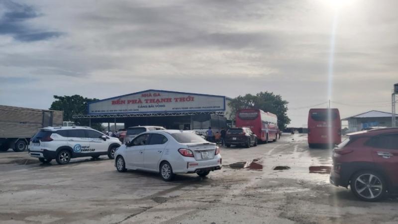 Ôtô xếp hàng chờ xuống phà ở cảng phà Thạnh Thới. Ảnh: Dương Đông