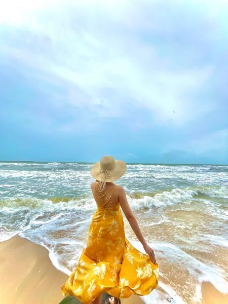 Chị Hồng Vân tranh thủ chụp được bức ảnh tại biển sáng nay vì trời hửng nắng, sau 4 ngày liên tiếp không có ảnh với biển. Ảnh: NVCC