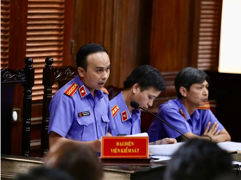 An ninh - Hình sự - Hình ảnh bà Hàn Ni, ông Trần Văn Sỹ gầy rộc, hốc hác xuất hiện tại tòa (Hình 3).