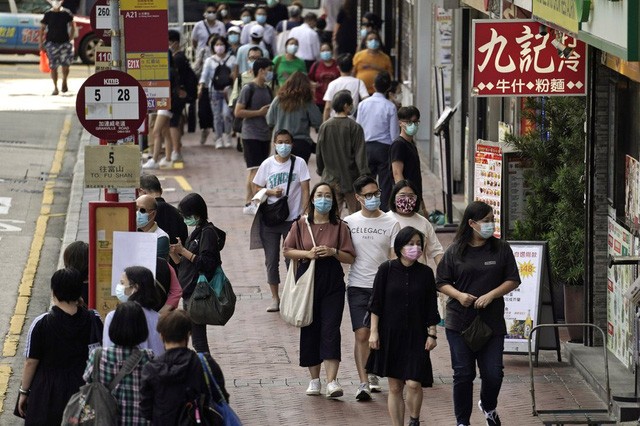 Hong Kong (Trung Quốc) bùng phát đợt dịch thứ 5, vaccine giúp giảm mạnh nguy cơ triệu chứng hậu COVID-19 - Ảnh 2. Hong Kong (Trung Quốc) bùng phát đợt dịch thứ 5, vaccine giúp giảm mạnh nguy cơ triệu chứng hậu COVID-19 - Ảnh 2.