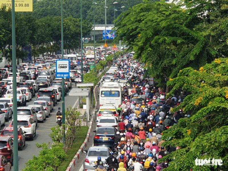 Xe cộ ùn ứ nhiều giờ hướng về sân bay Tân Sơn Nhất - Ảnh 4. Xe cộ ùn ứ nhiều giờ hướng về sân bay Tân Sơn Nhất - Ảnh 4.