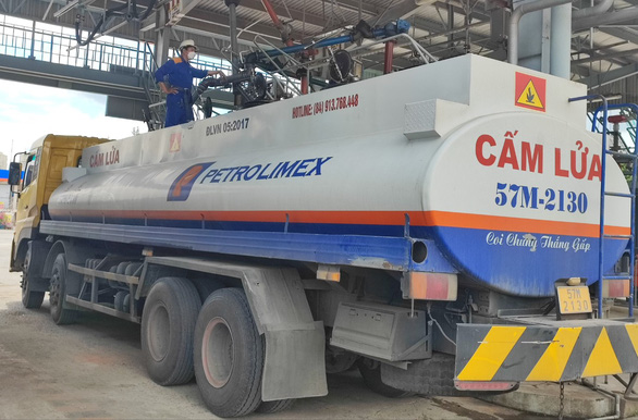 Thọc cây kiểm tra bồn chứa nhiều cửa hàng hết xăng, đúng là khô bồn - Ảnh 3. Thọc cây kiểm tra bồn chứa nhiều cửa hàng hết xăng, đúng là khô bồn - Ảnh 3.