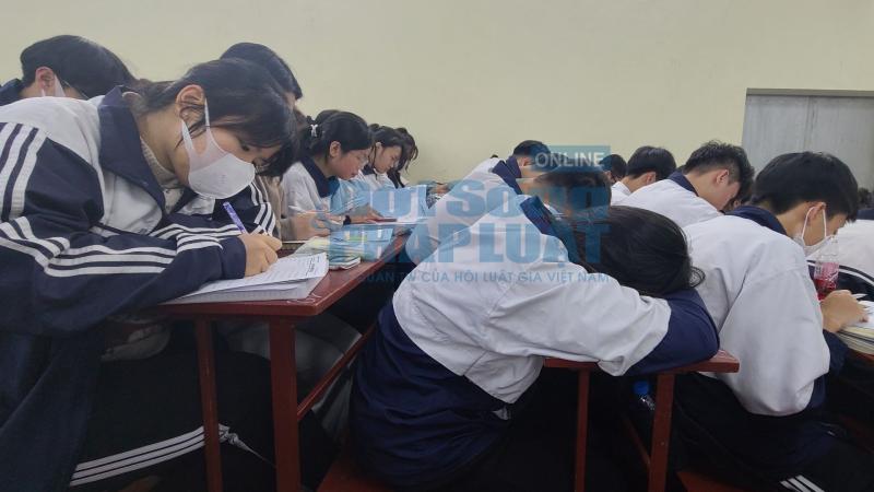 dang chu y trong khoang thoi gian tu lam de nay khong it hoc sinh trong lop voi anh mat met moi da guc xuong ban ngu nhung nguoi con tinh tao cung dang tran tro voi nhung cau3 dang chu y trong khoang thoi gian tu lam de nay khong it hoc sinh trong lop voi anh mat met moi da guc xuong ban ngu nhung nguoi con tinh tao cung dang tran tro voi nhung cau3