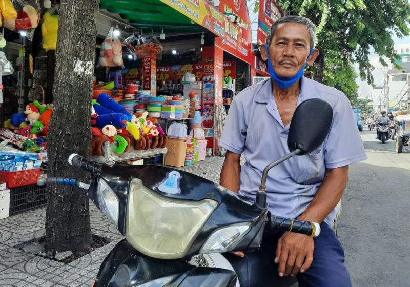 Ông Phải chờ đón khách ở đường Gò Dầu, quận Tân Phú. Ảnh: An Phương