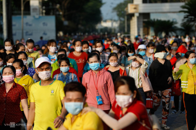 Công nhân nhà máy Pouyuen, quận Bình Tân giờ tan ca, tháng 6/2021. Ảnh: Hữu Khoa