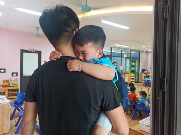 Tre mam non hao huc, vui mung duoc den truong sau gan 1 nam nghi hoc hinh anh 3