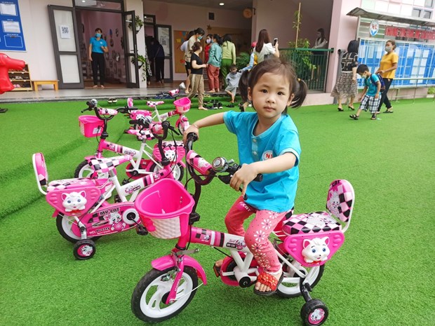 Tre mam non hao huc, vui mung duoc den truong sau gan 1 nam nghi hoc hinh anh 4