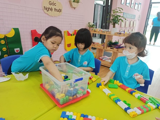 Tre mam non hao huc, vui mung duoc den truong sau gan 1 nam nghi hoc hinh anh 2