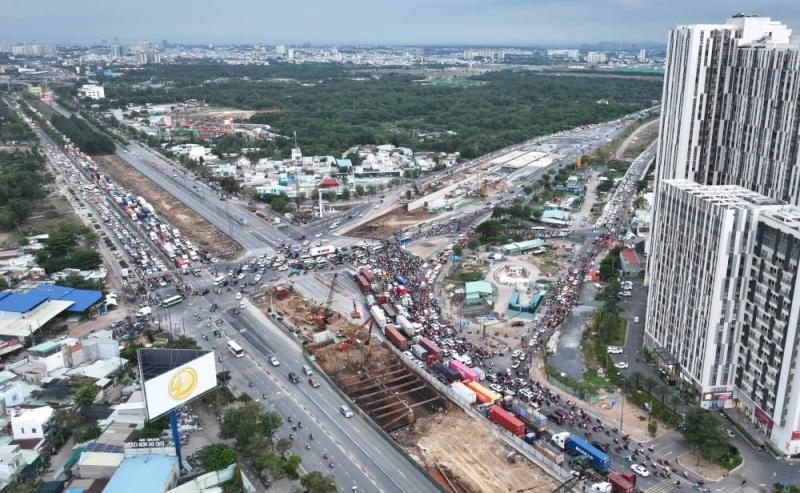 Dự án nút giao An Phú (đầu đường dẫn cao tốc TPHCM - Long Thành) tổng vốn 3.400 tỉ đồng đang thi công. Ảnh: Anh Tú