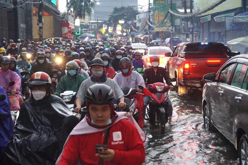 Đường Ung Văn Khiêm thường xuyên kẹt xe, ngập nước. Ảnh: Minh Quân
