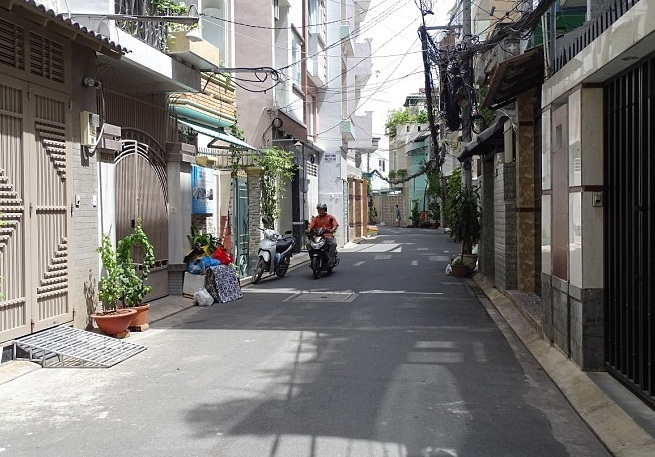 Hẻm 162 Phan Đăng Lưu, quận Phú Nhuận được người dân hiến đất mở rộng, giúp thuận lợi đi lại hồi tháng 7/2020. Ảnh: Hà An
